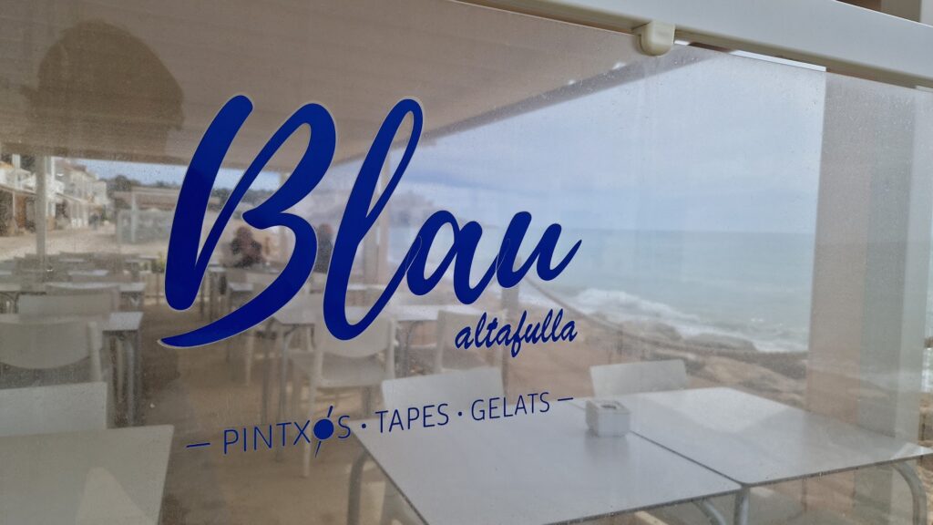 Cristal con el logo del restaurante Blau altafulla.